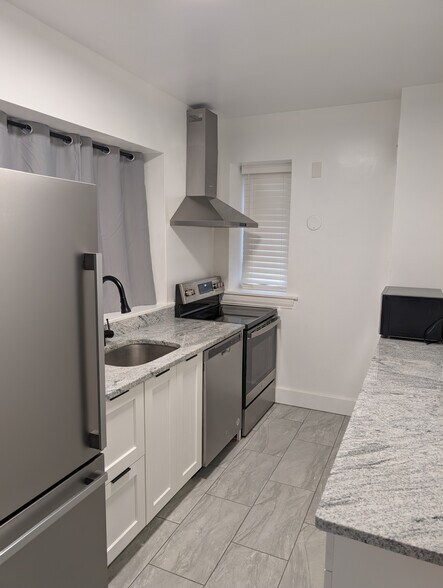 Kitchen - 1109 W James St