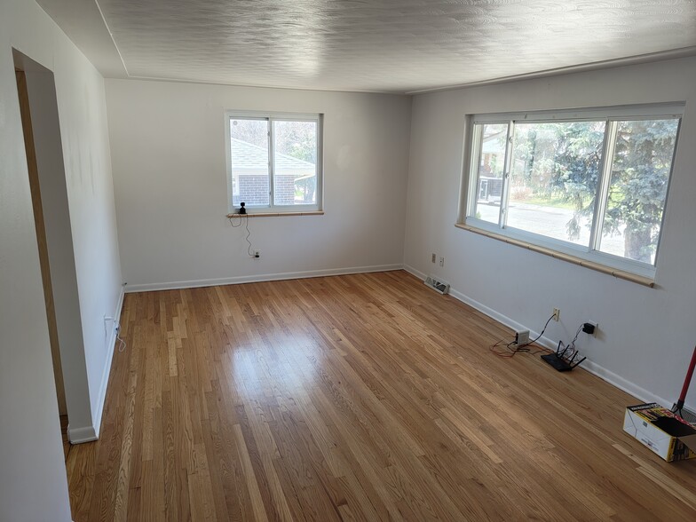 Livingroom - 7114 Newland St