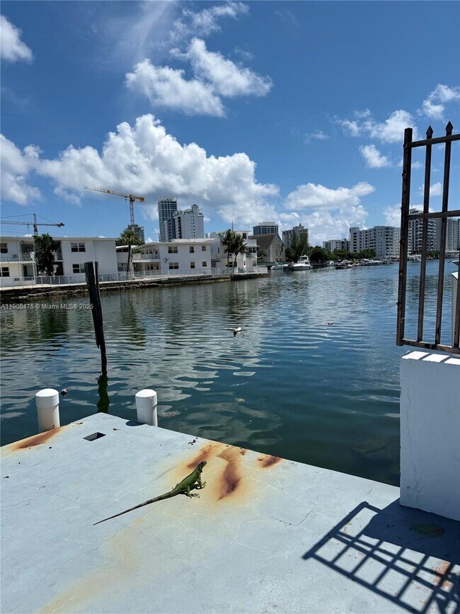 Building Photo - 6941 Bay Dr