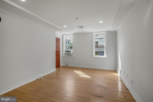 Primary Photo - 2026 Ridge Ave