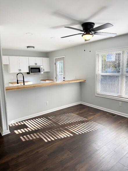 Building Photo - 599 Moriston Rd