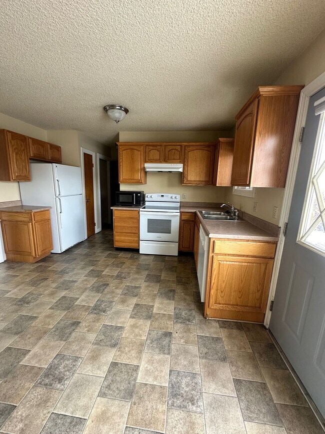 Building Photo - 4 Bedroom Condo near campus