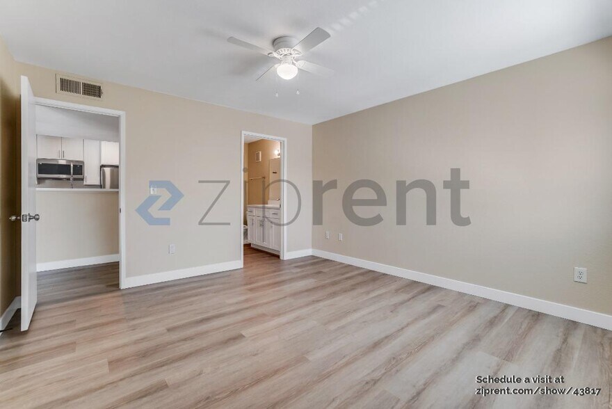 Building Photo - 950 Seven Hills Dr