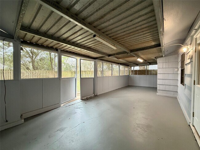 Building Photo - 403 Oak Dr