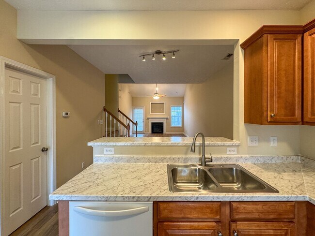 Building Photo - 3 Bed 2.5 Bath Townhome with New Flooring and Paint