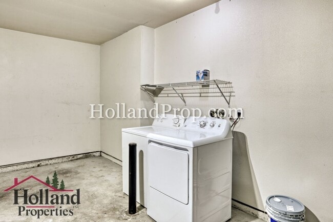 Building Photo - Lovely 2 bedroom unit with private fenced yard!