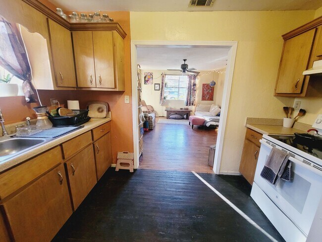 Building Photo - SPACIOUS 2/2 w/ Wood Floors, Washer/Dryer, Office, & Carport! Walk to Midtown Night Life! Availab...