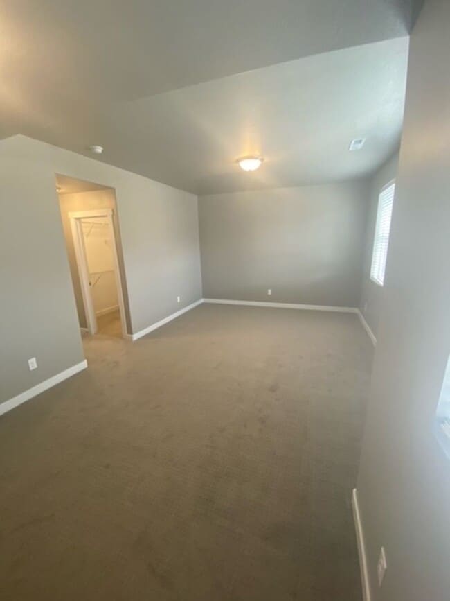 Building Photo - Beautiful Bountiful Townhome