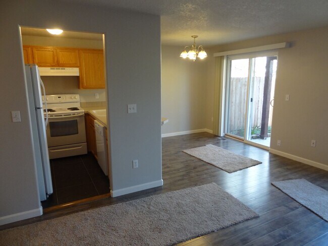 Building Photo - Sulbri04-102/104/106 Rice LN