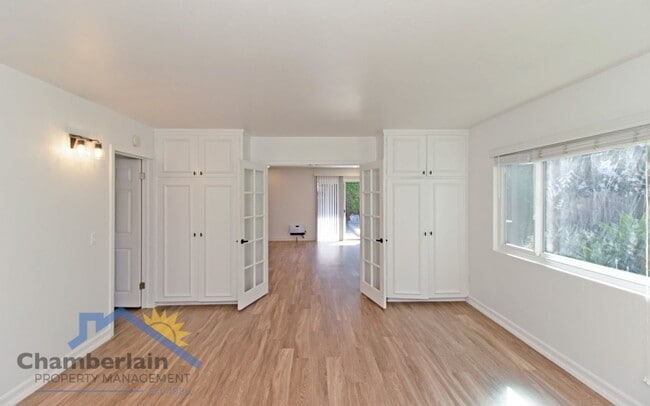 Building Photo - 2 Bedroom/1 Bathroom Coastal Leucadia Duplex!