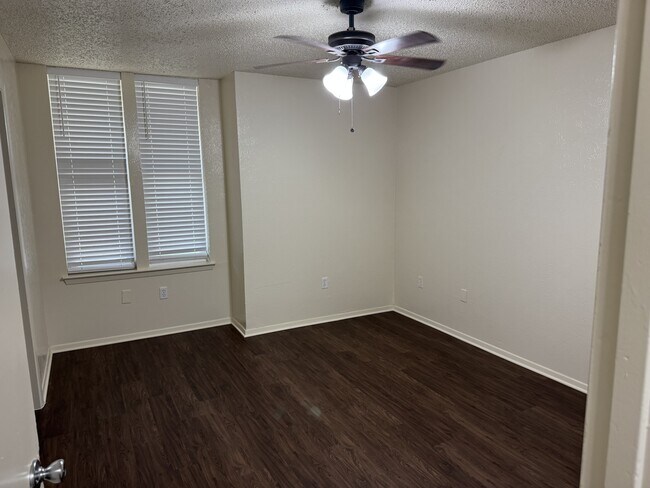 Building Photo - 905 Bluebird Dr
