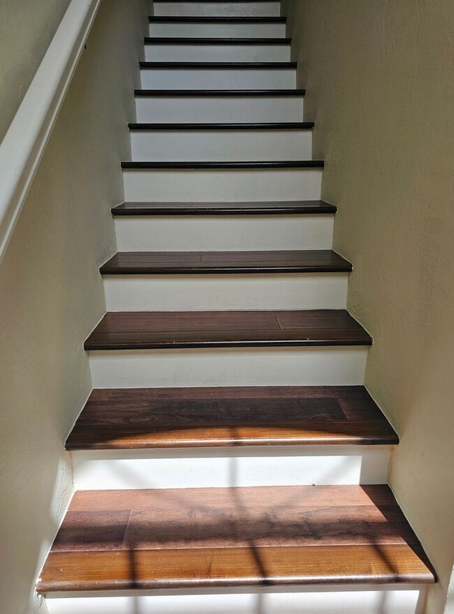 Building Photo - Available at a discounted rate - Furnished 3BR/2BA second floor condo in Worthington!