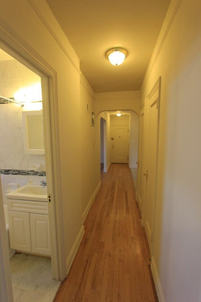 Building Photo - 1 bedroom in ELMHURST NY 11373