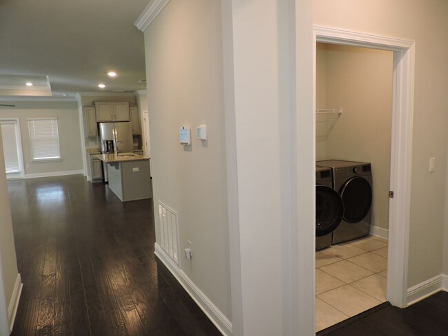 Building Photo - Beautiful home in gated community!