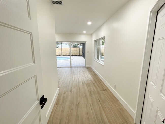 Building Photo - 1523 SW 19th Ave