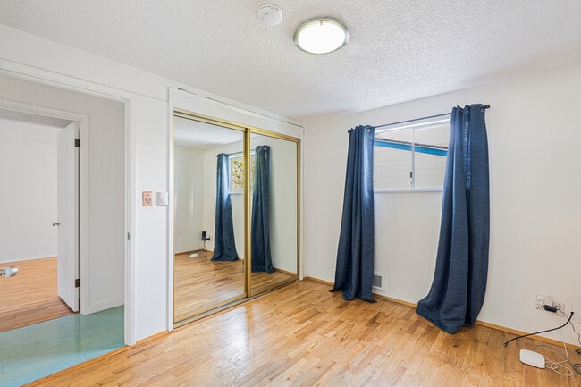 Building Photo - 6807 Aurora Ave N