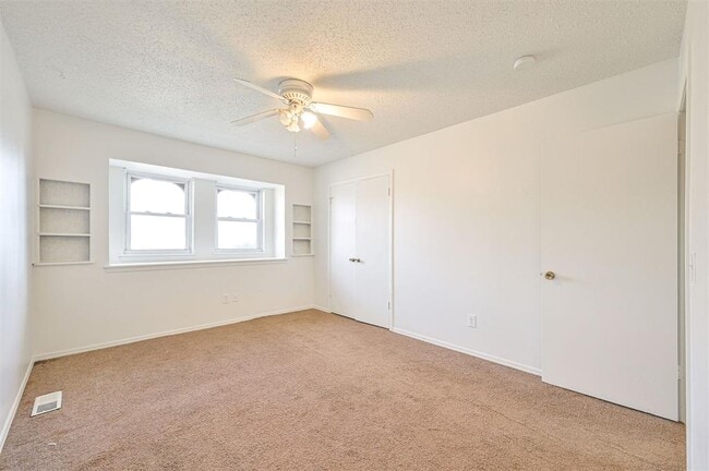 Building Photo - 421 Meadow Lake Dr