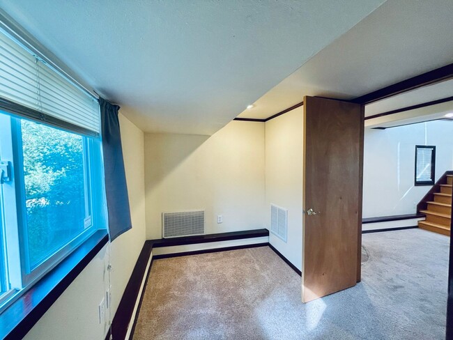 Building Photo - Massive House with Elegant Finishes in Madison Valley!