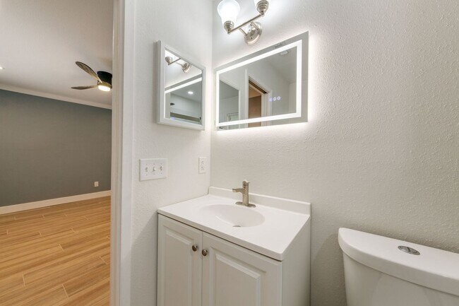 Building Photo - 7107 Barnsdale Way  Austin TX 78745