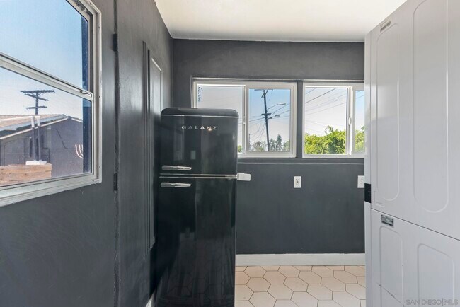 Building Photo - 2548 Violet St