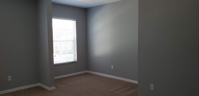 Building Photo - 4 Bedroom /2.5 bath Spacious Home In Sanfo...