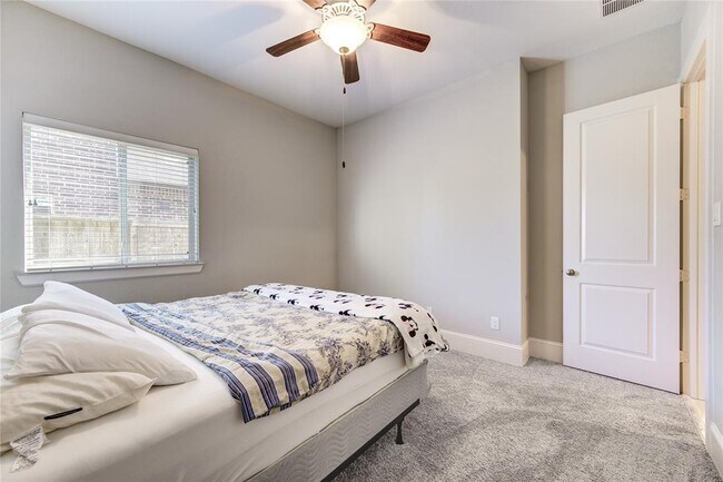 Building Photo - 2403 Juniper Bnd