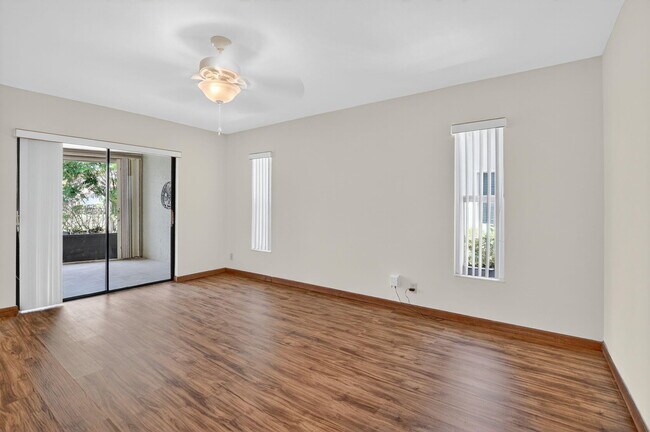 Building Photo - 6385 Hollandaire Dr E