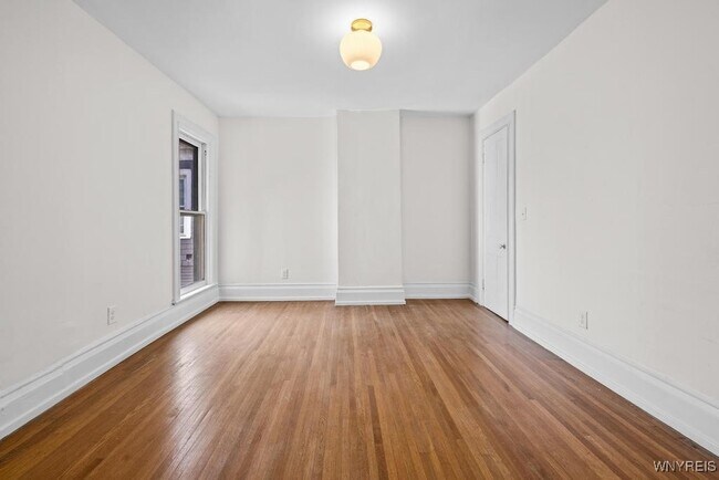 Building Photo - 890 W Ferry St