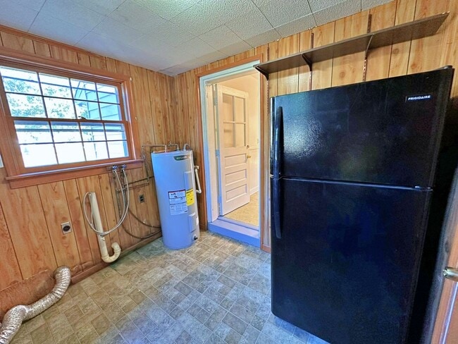 Building Photo - Cottage Rancher on Private Drive