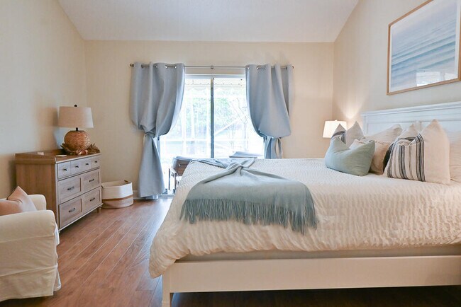 Building Photo - 12828 Meadowbreeze Dr