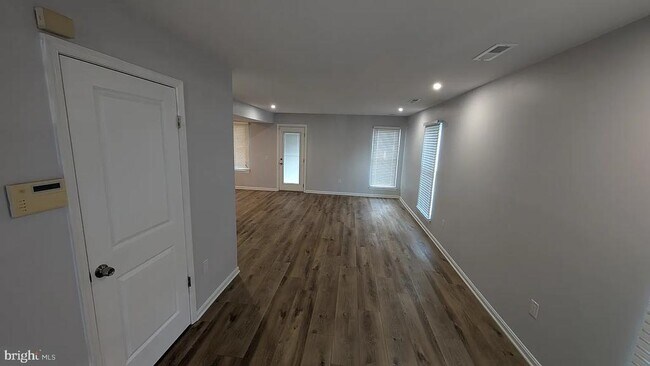 Building Photo - 3801 Ernst Dr