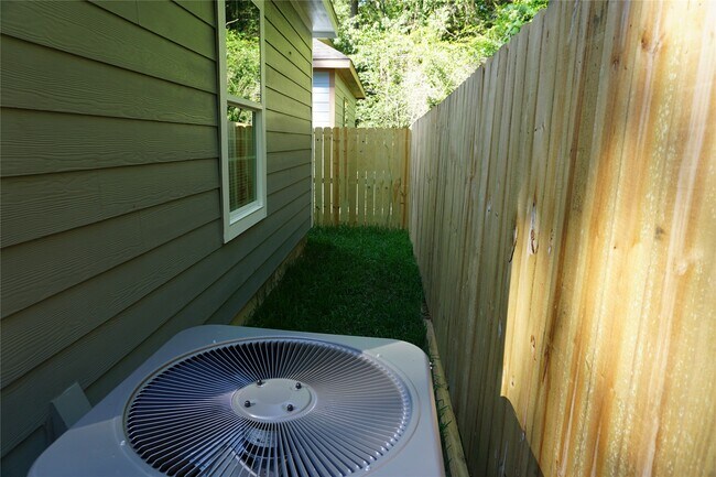 Building Photo - 9868 Arbor Oak