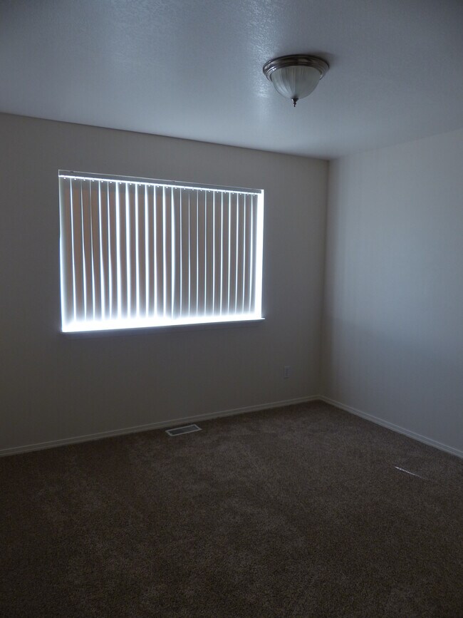 Building Photo - 1214 Forsythia Ave