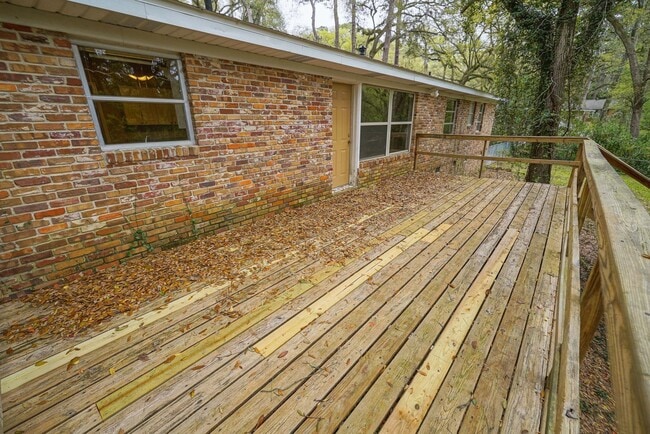 Building Photo - Sublease: Available 7/22/25 Beautiful 4/2 ...