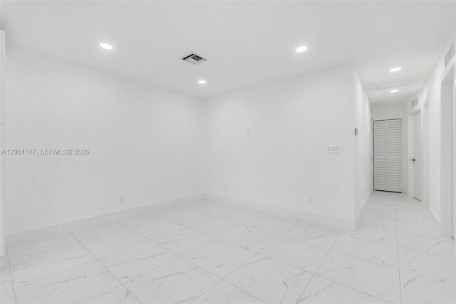 Building Photo - 810 SW 14th Ct