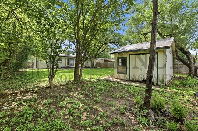 Building Photo - 1415 N Prairie Ln