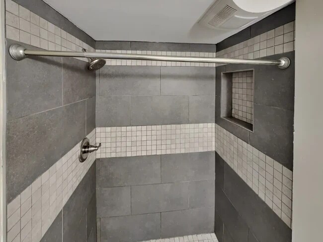 Building Photo - Lantern Square Apartments-B5
