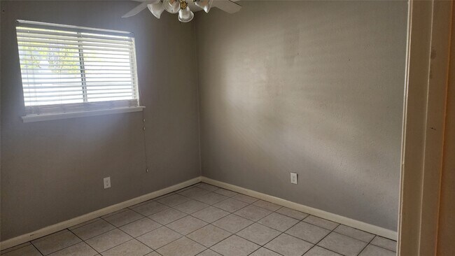 Building Photo - 2815 Quail Valley E Dr