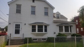 Building Photo - 931 24th St