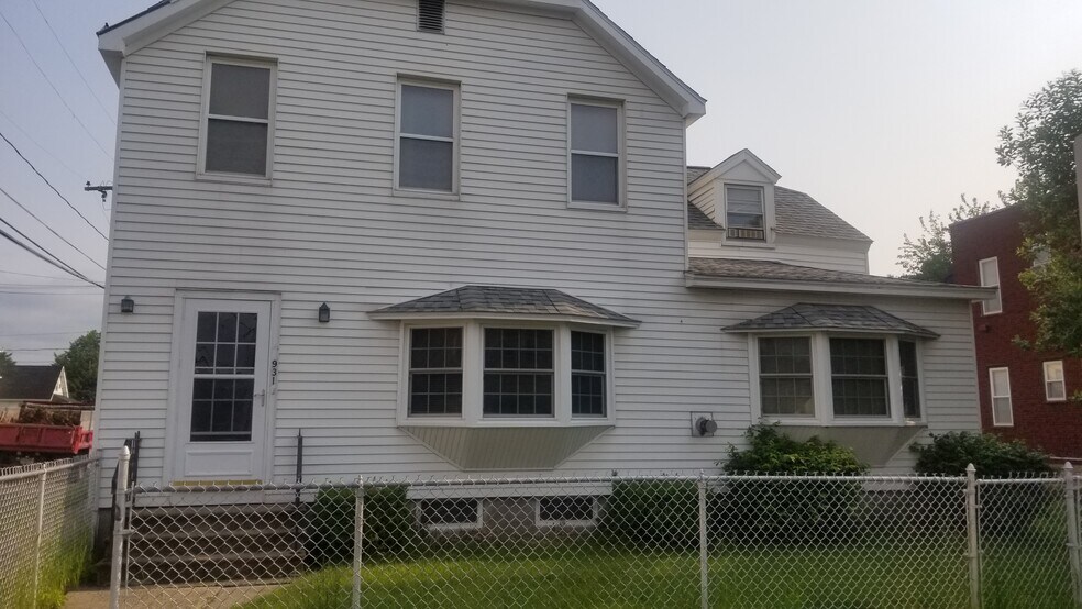Front of the Building - 931 24th St