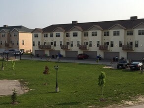 Building Photo - 833 Peace Ln