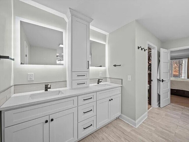 Building Photo - 353 Twin Oaks Dr