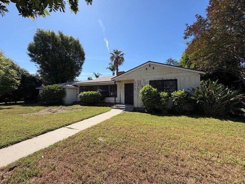 Building Photo - 13422 Oxnard St