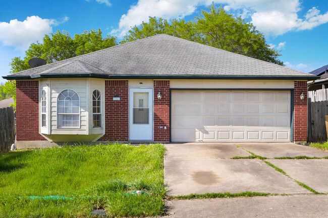 Building Photo - 716 Lago Vista St