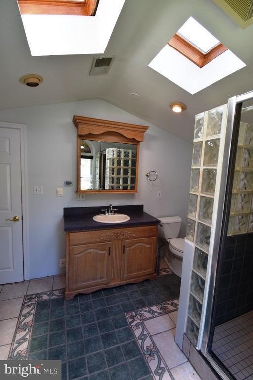 Building Photo - 1507 Oakview Dr