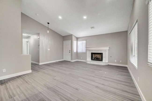 Building Photo - Fully Renovated Single Story 3bd/2bth Single Family Home