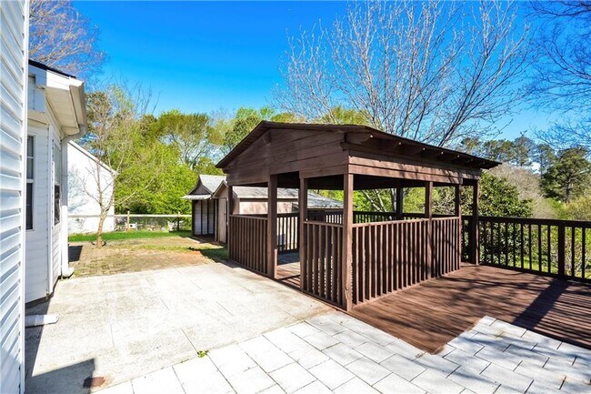 Building Photo - 300 Claremont Dr