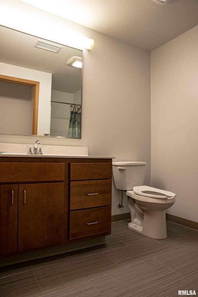 Building Photo - 2900 River Dr