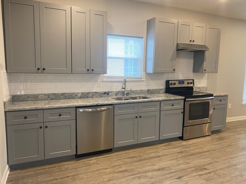 Kitchen - 215 Avondale Ave