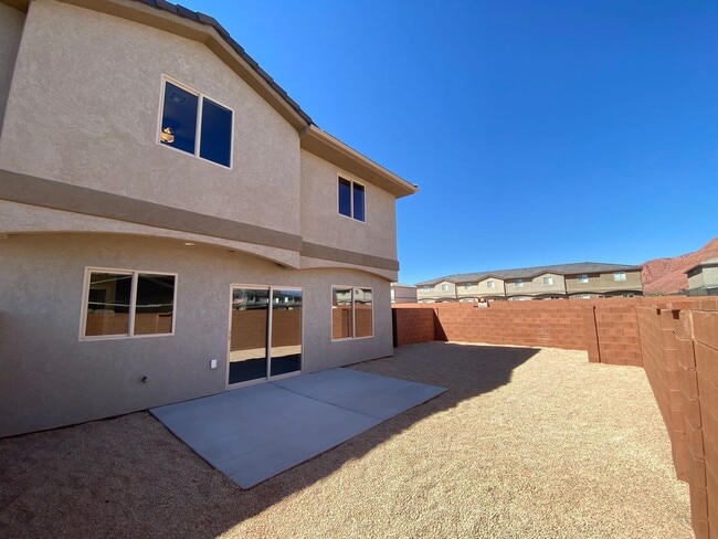 Building Photo - Red Mountain Vista Town Home, End Unit